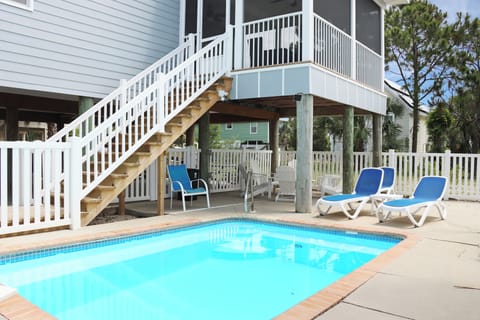 Welcome to Yellow Bird! Private pool, grilling and picnic area, screened decks