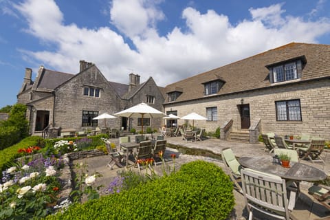 2 restaurants, breakfast, lunch, dinner served; British cuisine