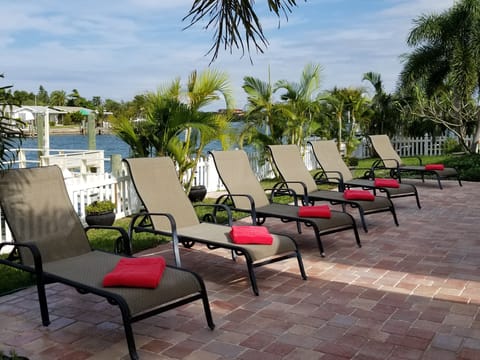 Welcome to Paradise! 
Sunshine, Water & Beach Breeze!
Very Private & Relaxing!
