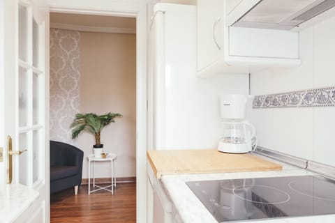 A lovely kitchen with all you need- Refrigerator, oven, micro, stove and more 