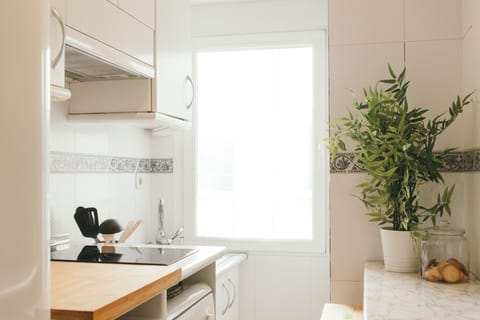 A lovely kitchen with all you need- Refrigerator, oven, micro, stove and more 