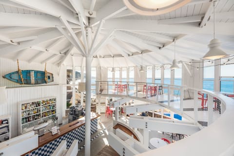 2 restaurants; breakfast and lunch served
