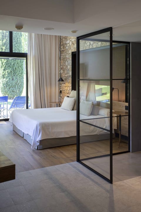 Minibar, in-room safe, desk, iron/ironing board