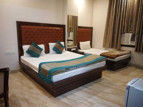 Triple Room | 1 bedroom, in-room safe, desk, rollaway beds