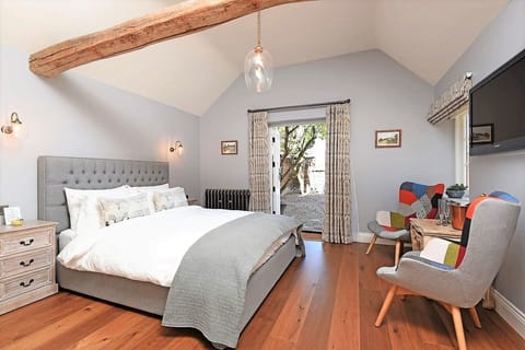 Deluxe King Room with Luxury Bath | Premium bedding, in-room safe, individually decorated