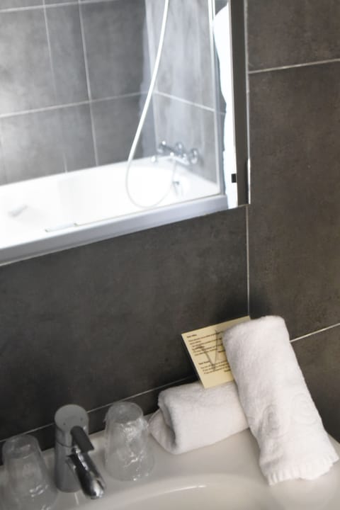 Junior Suite | Bathroom | Free toiletries, hair dryer, towels