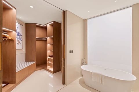 Ocean Suite Sea View | Bathroom | Separate tub and shower, rainfall showerhead, free toiletries