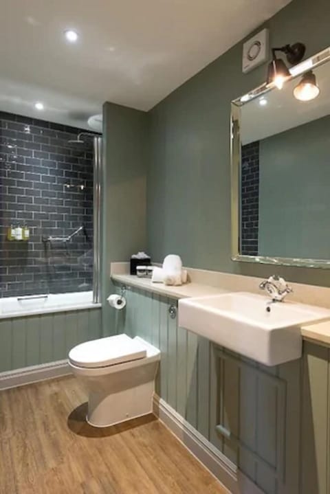 Combined shower/tub, free toiletries, hair dryer, towels