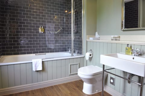 Classic Double Room | Bathroom | Combined shower/tub, free toiletries, hair dryer, towels