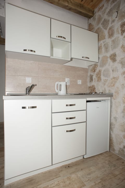 Deluxe Studio, Terrace, Pool View | Private kitchenette | Fridge, stovetop, coffee/tea maker, electric kettle