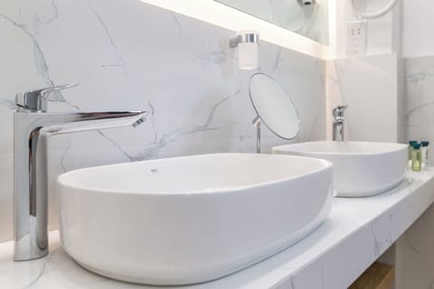 Standard Triple Room, City View | Bathroom | Designer toiletries, hair dryer, bathrobes, slippers