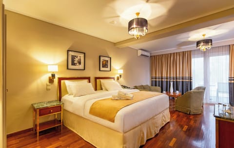 Free minibar, in-room safe, desk, blackout drapes