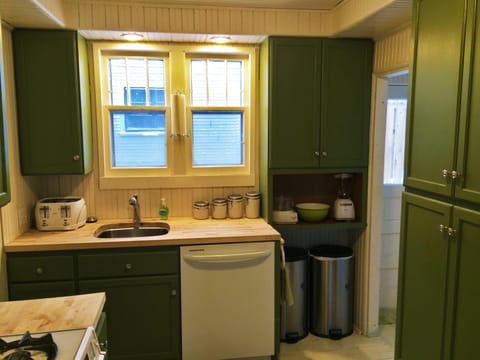 Steamer, blender, pots & pans