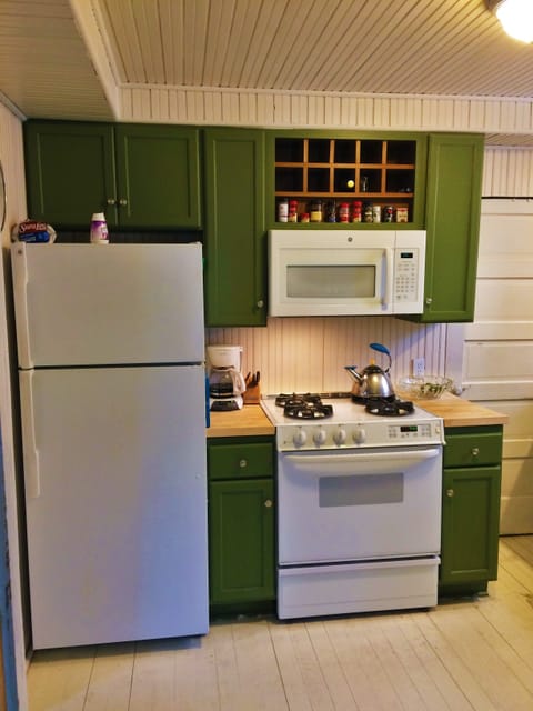 Refrigerator, Oven/range, Microwave, Dishwasher, Coffee Maker, Blender, Toaster 