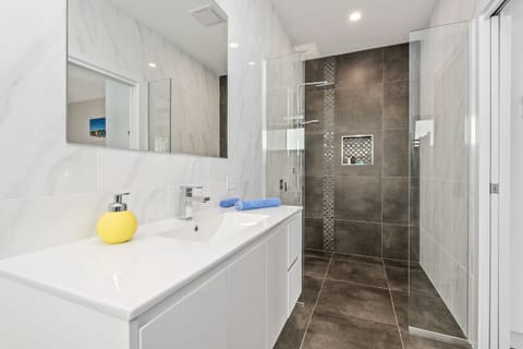 Deluxe Studio Suite, 1 Queen Bed, Pool View (The Lomond) | Bathroom | Shower, free toiletries, towels