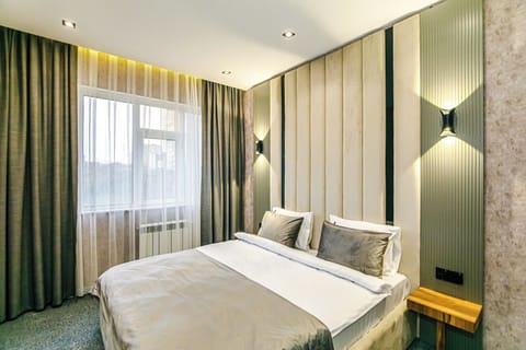 Deluxe Room, 1 Bedroom | Desk, rollaway beds, free wired internet