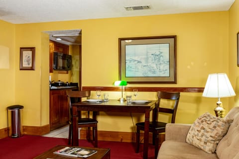 Superior Condo, 2 Bedrooms, Kitchenette | In-room dining