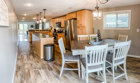 Brand new dining table and lights, create this comfy atmosphere to gather. 