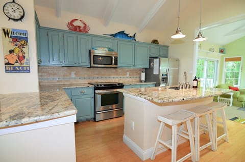 Kitchen with Breakfast Bar