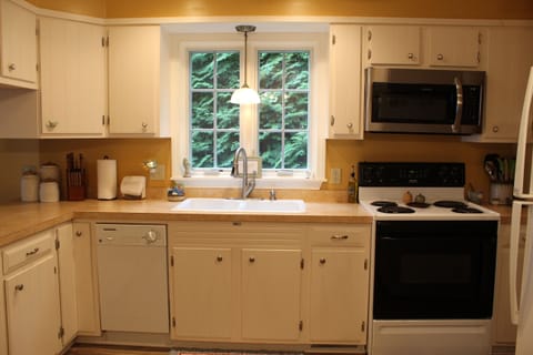 Fully stocked kitchen!