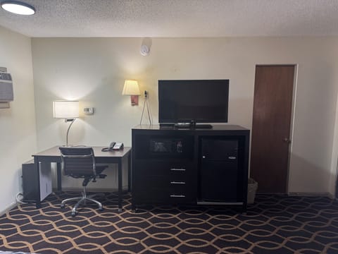 Pillowtop beds, desk, iron/ironing board, free WiFi