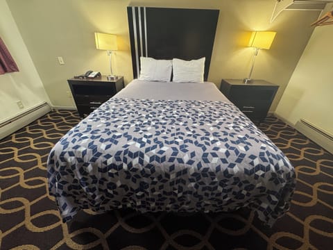 Standard Room, 1 Queen Bed | Pillowtop beds, desk, iron/ironing board, free WiFi