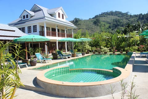 Outdoor pool, pool umbrellas, sun loungers