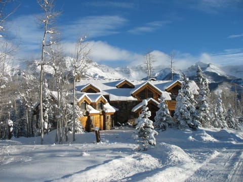 Ski in- ski out,   or walk to the Gondola and Market