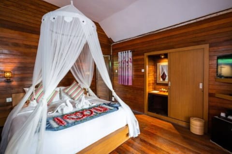 Cottage Pool Access | In-room safe, desk, free WiFi, bed sheets