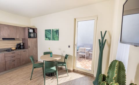 Comfort Apartment | Private kitchen | Fridge, microwave, stovetop, electric kettle