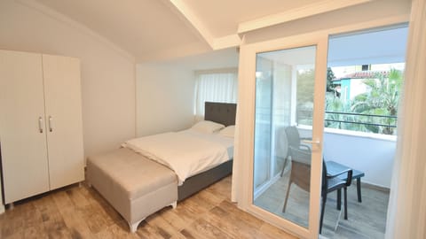Studio Suite, 1 Queen Bed with Sofa bed, Kitchen, City View | Premium bedding, in-room safe, desk, soundproofing
