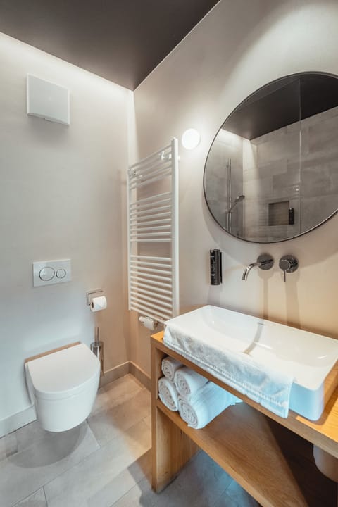 Double Room, Balcony, Mountainside | Bathroom | Shower, free toiletries, hair dryer, towels