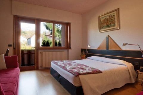 Minibar, in-room safe, desk, free WiFi