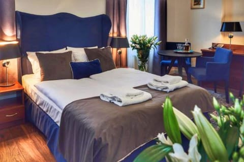 Premium bedding, desk, soundproofing, free WiFi