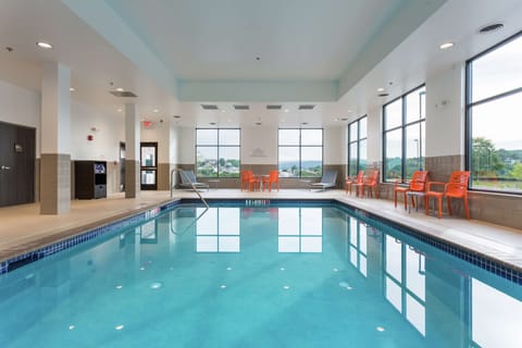 Indoor pool, sun loungers