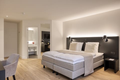 Classic Room, 1 Queen Bed | Minibar, in-room safe, desk, iron/ironing board