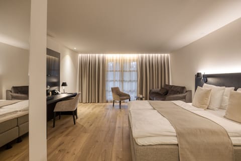 Superior Room, 1 Queen Bed | Minibar, in-room safe, desk, iron/ironing board