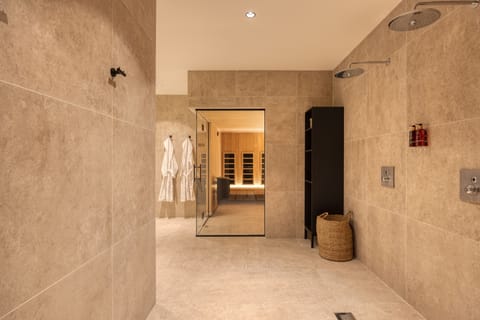 Couples treatment rooms, sauna, steam room, hot springs, body treatments