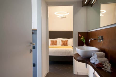 Premium bedding, in-room safe, desk, blackout drapes
