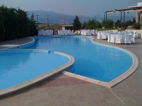 Outdoor pool, pool umbrellas, sun loungers