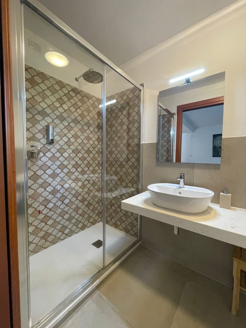Superior Triple Room | Bathroom | Shower, free toiletries, hair dryer, towels