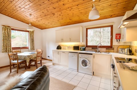Chalet | Private kitchen | Fridge, microwave, oven, stovetop