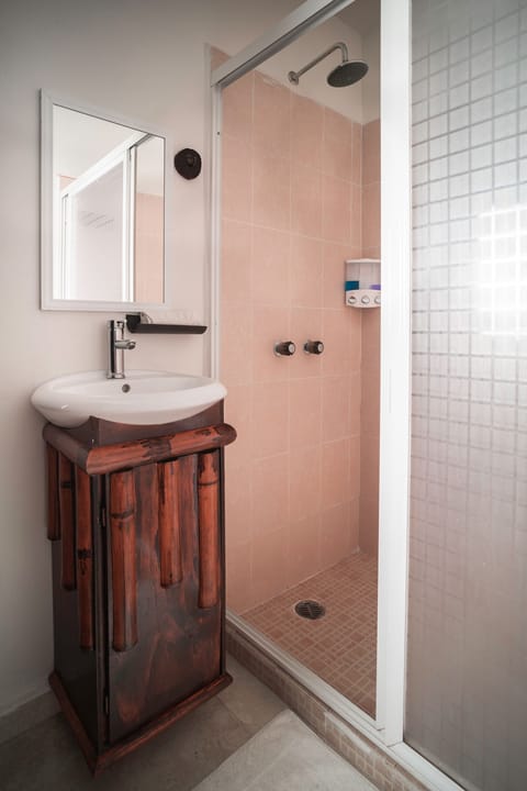 Shower, free toiletries, towels