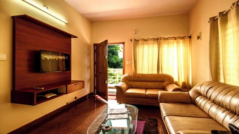 Apartment, 1 Bedroom, Kitchen | Living area | TV, pay movies