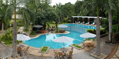 2 outdoor pools