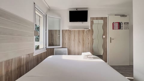 Double Room | Desk, soundproofing, free WiFi, bed sheets