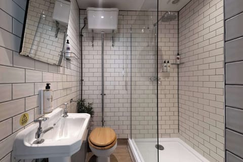 Deluxe Room | Bathroom | Shower, free toiletries, towels