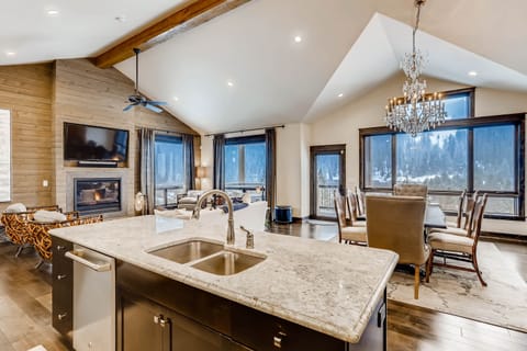 Townhome, 3 Bedrooms | Private kitchen | Full-size fridge, microwave, oven, stovetop
