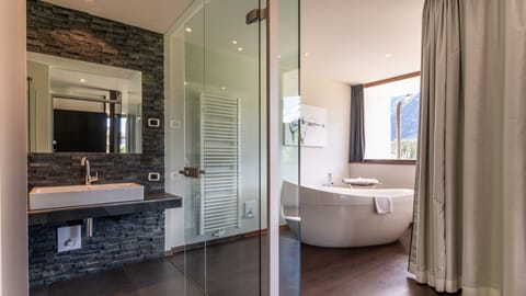 Deluxe Suite (Suite Lodge) | Bathroom | Free toiletries, hair dryer, towels
