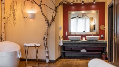 Deluxe Suite (Suite Lodge) | Bathroom | Free toiletries, hair dryer, towels